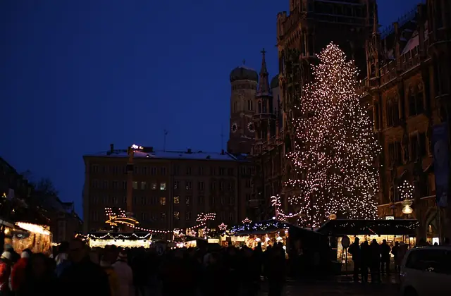 Christmas tree and market stalls at Marienplatz in Munich