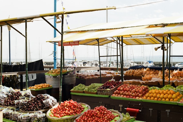 Farmers markets in the United States with fresh produce, local vendors and weekend shoppers